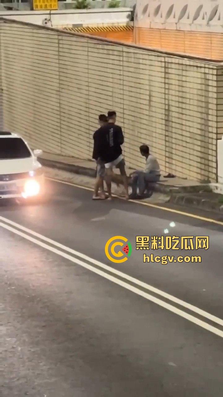 精神大叔作死站路中间，叼烟堵车挑衅！遇上精神小伙直接开揍，魔法果然得用魔法破！-8