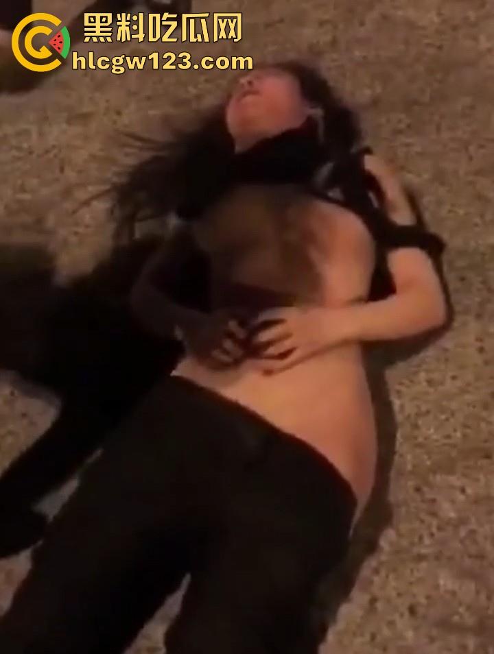 抓奸名场面！小三被抓遭到多人围殴 大街扒光衣服猛踹下体 揍的小三现场昏厥！-6