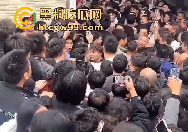 广东潮汕迎老爷因抢香炉爆发冲突，两边人马大大出手，好好的一个迎神活动搞成这样为啥呀！-9