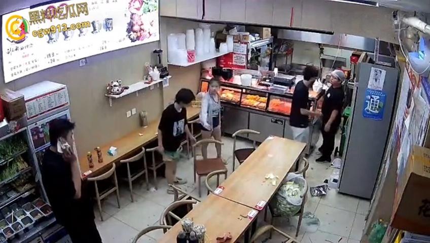 小情侣二人店内躲雨，甩桌面垃圾给客人，被店员请出情绪失控，打骂店员态度嚣张，监控视频流出 ！-7