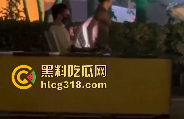 深圳某公园偶遇户外博主？草丛长椅疯狂骑乘，还大胆开灯怼拍，你别说这女的身材真可以呀！-5