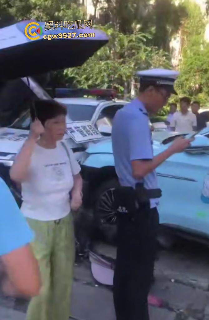 湖南衡阳红湘路口惊魂车祸！男孩睡意昏沉撞断摩托手腿，还撞警车，可笑的是交警扶他到警务室又睡着了！-4