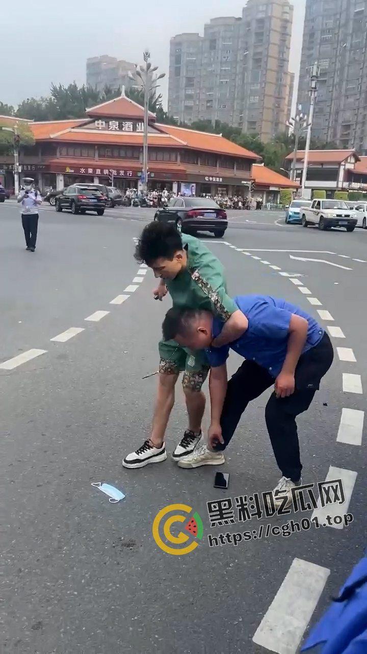 当城管遇上新疆人 这下不嚣张了！ 掐着城管脖子当人质  真是横的就怕不要命的-6