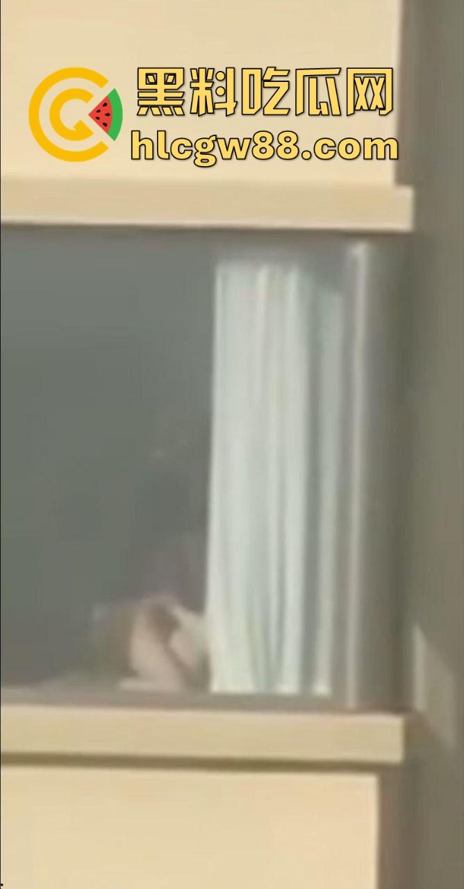 骚货人妻大胆做爱，高楼层 开窗帘让人欣赏，女的还挺主动的一直是骑乘位，看得人心痒痒！-8