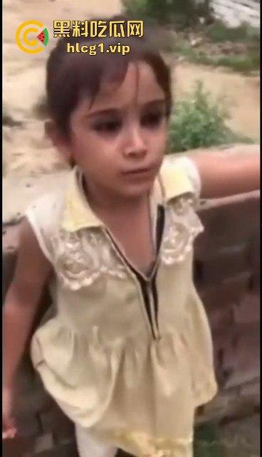 印度阿三小男孩企图性侵女孩被抓！被女孩父亲当场制服，这行为太离谱了！-2