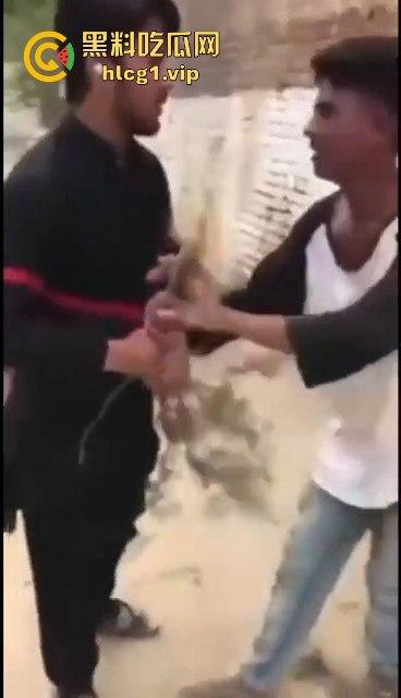 印度阿三小男孩企图性侵女孩被抓！被女孩父亲当场制服，这行为太离谱了！-6