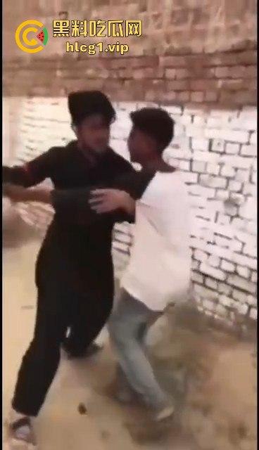 印度阿三小男孩企图性侵女孩被抓！被女孩父亲当场制服，这行为太离谱了！-10