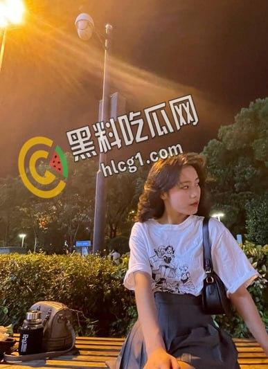 探探认识有男朋友的西南财经大学学生妹 王宇琪 学妹手嘴并用帮忙撸管 超快的手速撸的鸡巴都快秃噜皮了-2