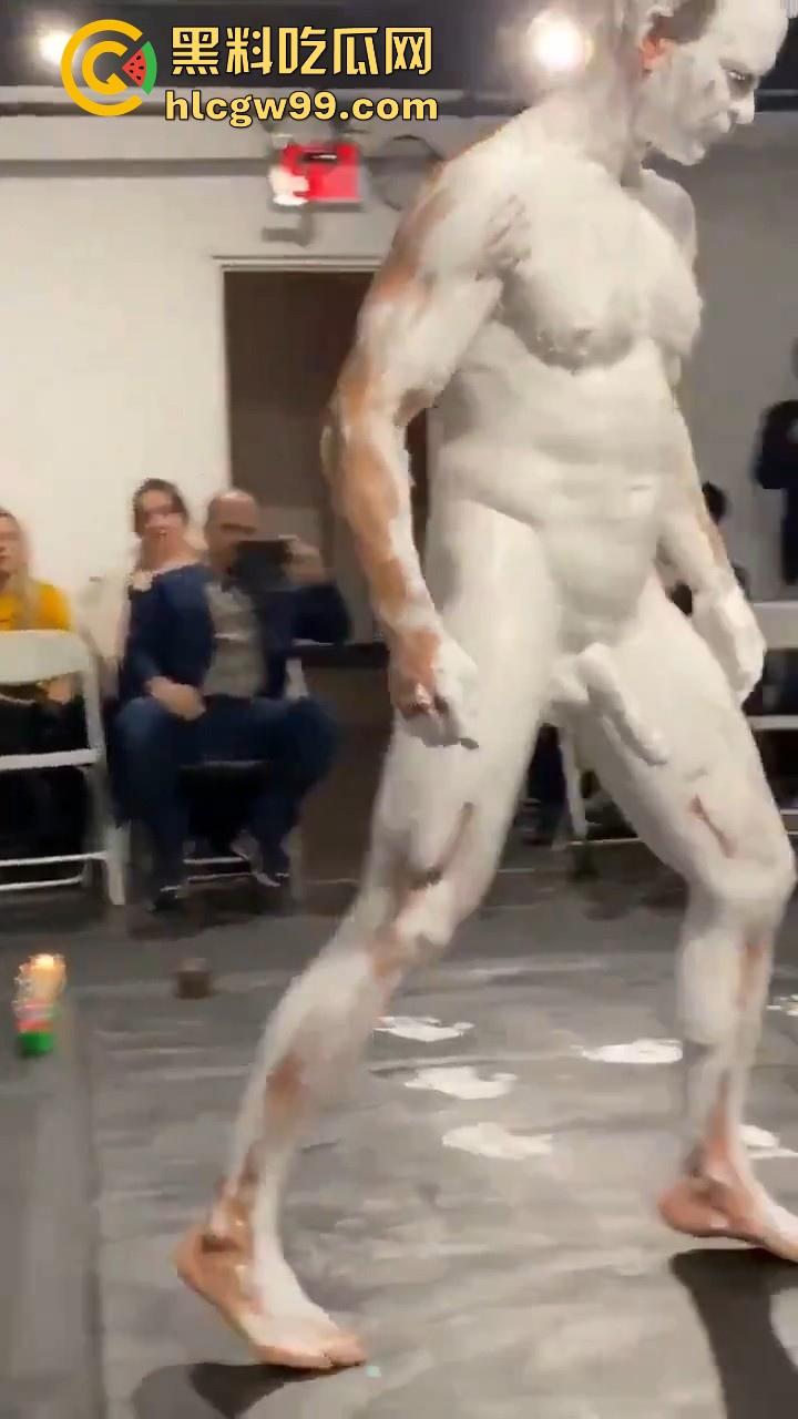 法国最新艺术？大屌洋人涂满白色颜料在纸上乱蹭，你别说屌真长，内容堪称炸裂。-2