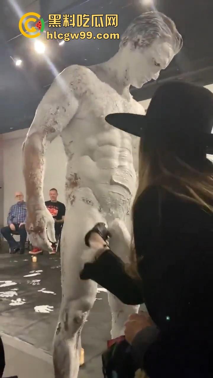 法国最新艺术？大屌洋人涂满白色颜料在纸上乱蹭，你别说屌真长，内容堪称炸裂。-5