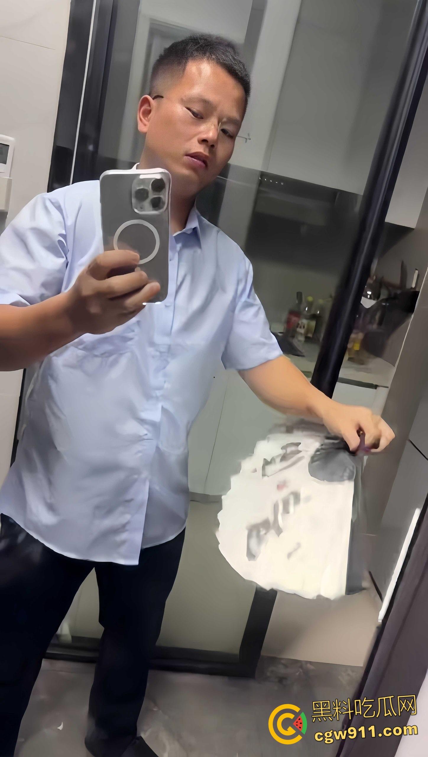 南昌乌龙事件，男子带姐姐一家看烟花不慎走散，他光膀子挥折扇喊外甥，被误认持刀被人群围剿 ！-1