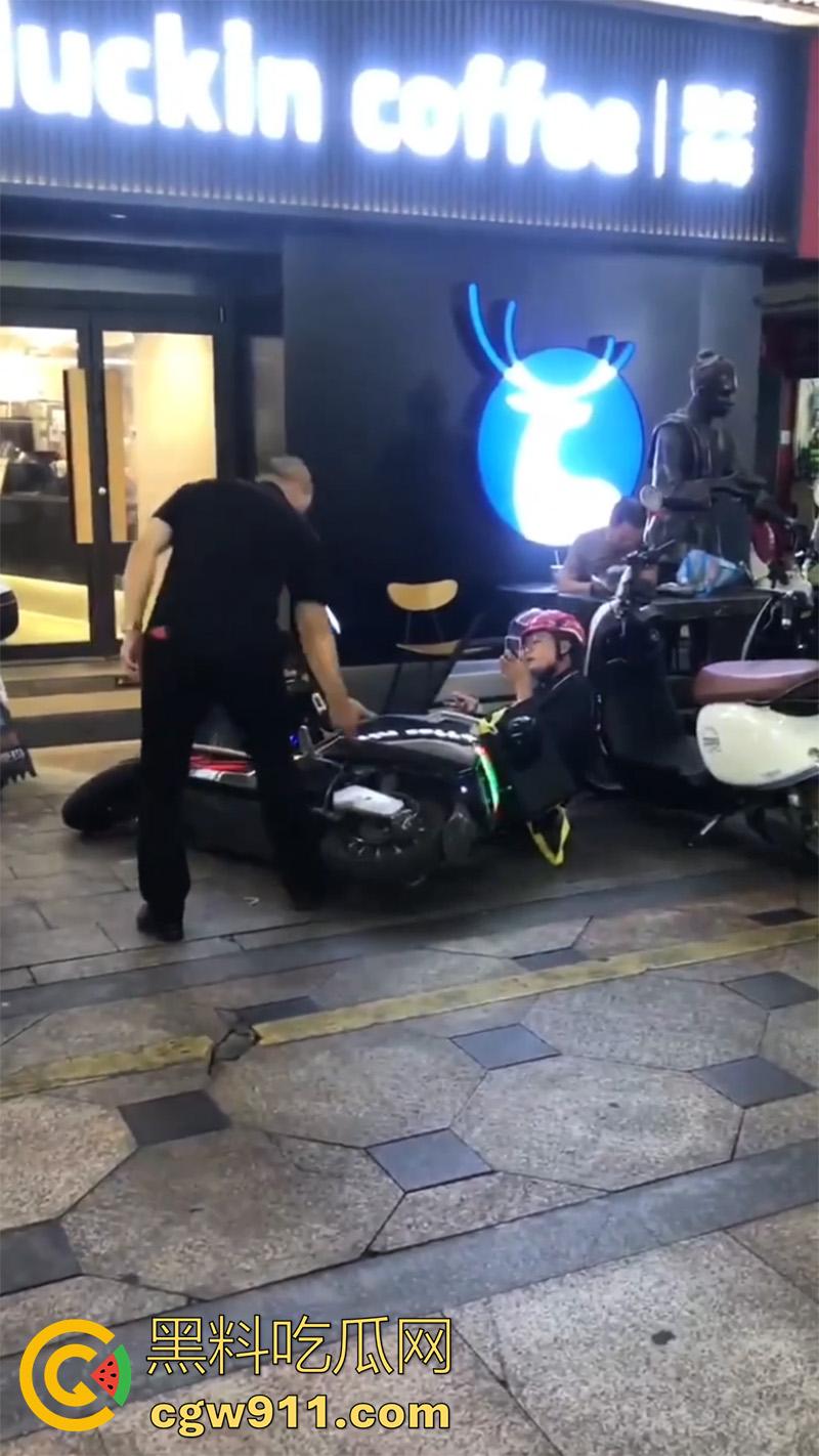 广西柳州瑞幸咖啡又火了，店主爆揍外卖小哥，站长出面后施暴者竟影帝上身，躺地上装死！-1