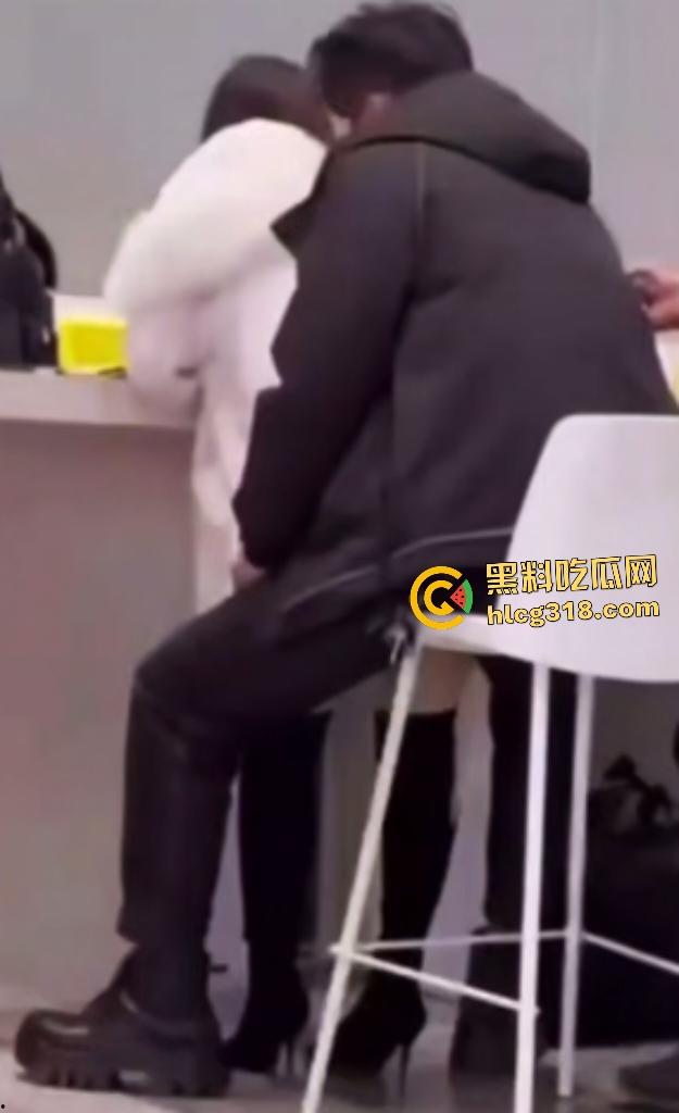 饥渴男女在大厅高凳上做爱，大衣掩盖半脱丝袜直接女上位，旁人大爷刷手机浑然不觉！-2