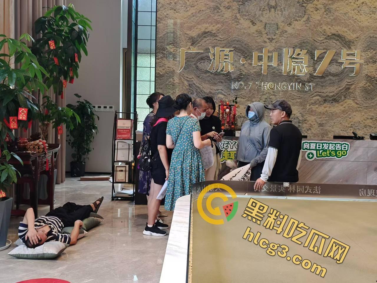 业主维权和黑丝女销售发生冲突，黑丝女销售一个鞭腿把业主踢飞-5