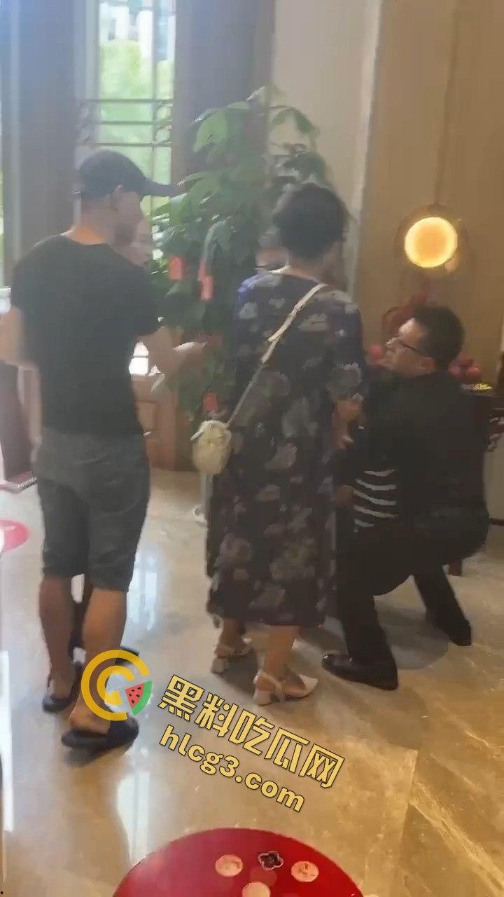 业主维权和黑丝女销售发生冲突，黑丝女销售一个鞭腿把业主踢飞-6