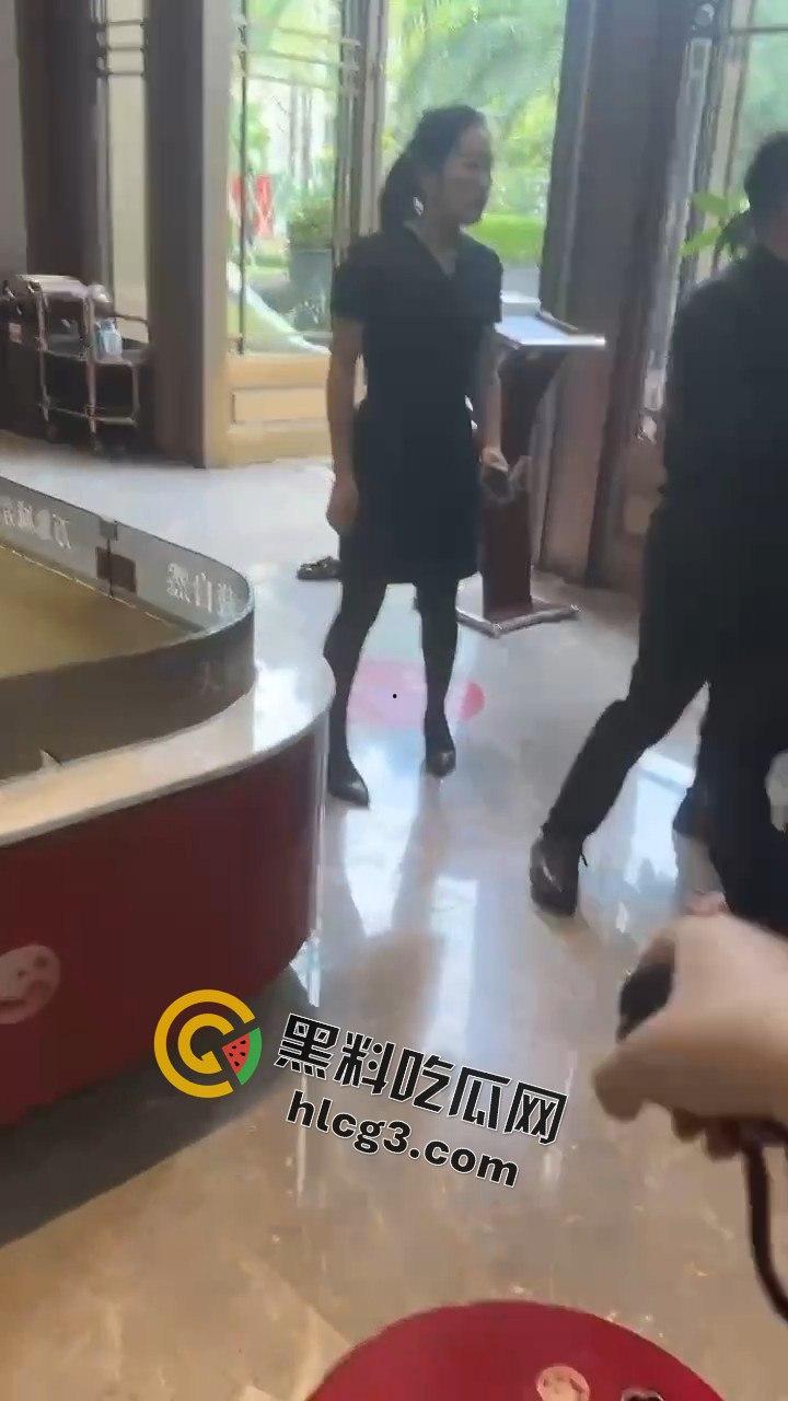 业主维权和黑丝女销售发生冲突，黑丝女销售一个鞭腿把业主踢飞-9