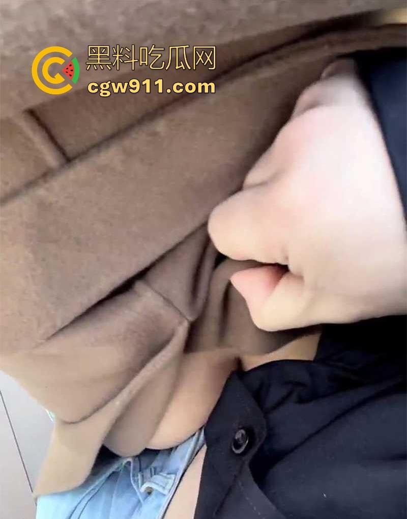 广东茂名医院护士【张筱培】约炮成瘾下班后疯狂做爱户外野战，穿着风衣遮挡被后入爆操，刺激得不行！-4