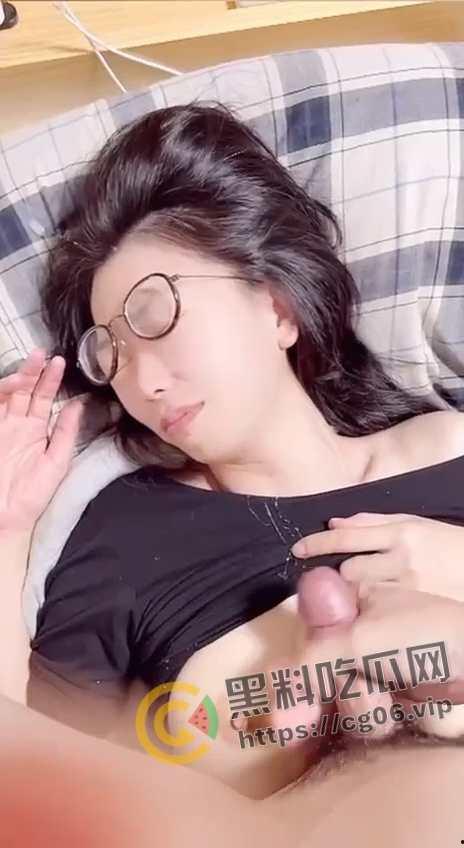 深圳颜射女神【吴梦菲】清纯眼镜反差婊 约会网友玩露出 最喜欢用无辜的大眼睛渴望被射脸上-8