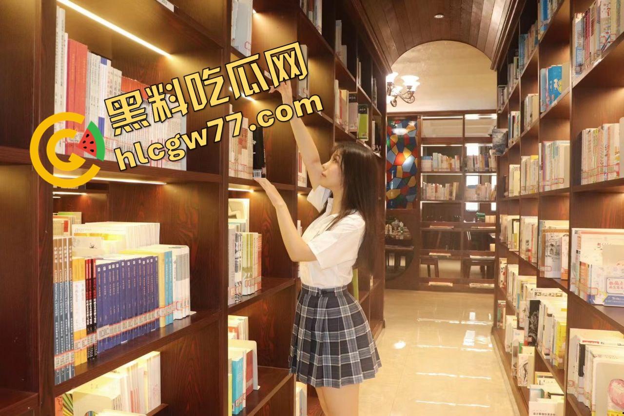 眼镜骚妻背着快枪老公开房3P，三根鸡巴轮流爆操刷锅内射，骚穴被塞爆高潮喷汁，绿帽老公直接被玩废！-2