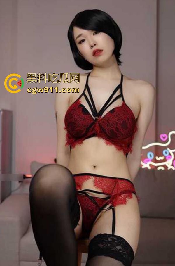 海外性感福利姬【MeriolChan】最新大尺度私拍曝光，短发少妇性感黑丝，秀肉感美腿自慰，让你看个爽！-5