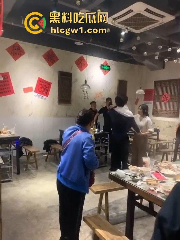 江苏启东汇龙镇夏甜甜火锅店大打出手！公园中路来了好几辆警车，阵仗大得像拍电影！-1