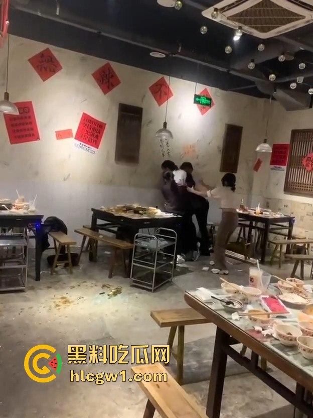 江苏启东汇龙镇夏甜甜火锅店大打出手！公园中路来了好几辆警车，阵仗大得像拍电影！-3