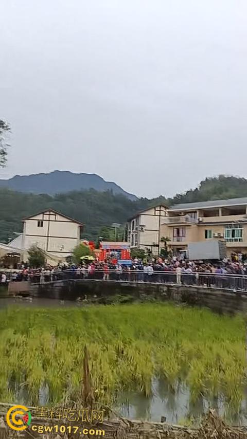 重庆綦江三角百岁宴，不收礼每人还发220块红包，喝的是五粮液每轮120桌开席，发了6轮都没坐完了 ！-6