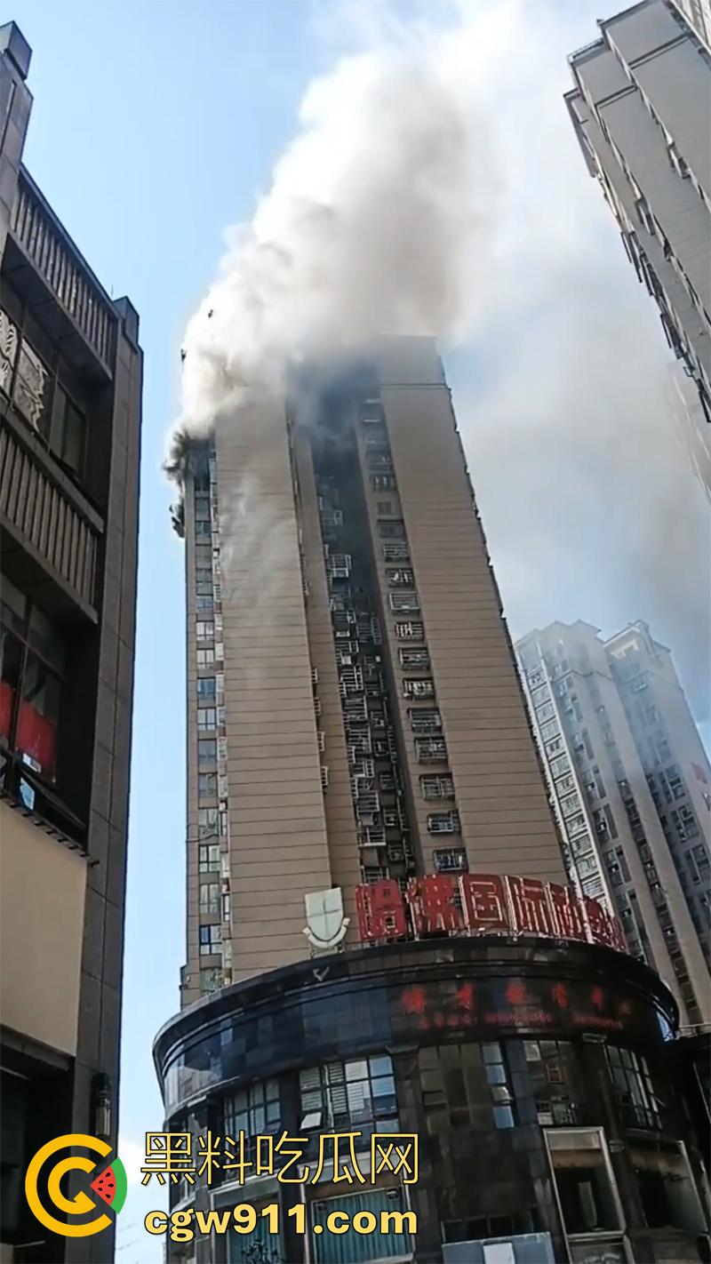 贵州铜仁松桃县特大火情，外滩小区三号楼烈火喷出，网传因家电起火导致，现场浓烟滚滚太可怕了！-3