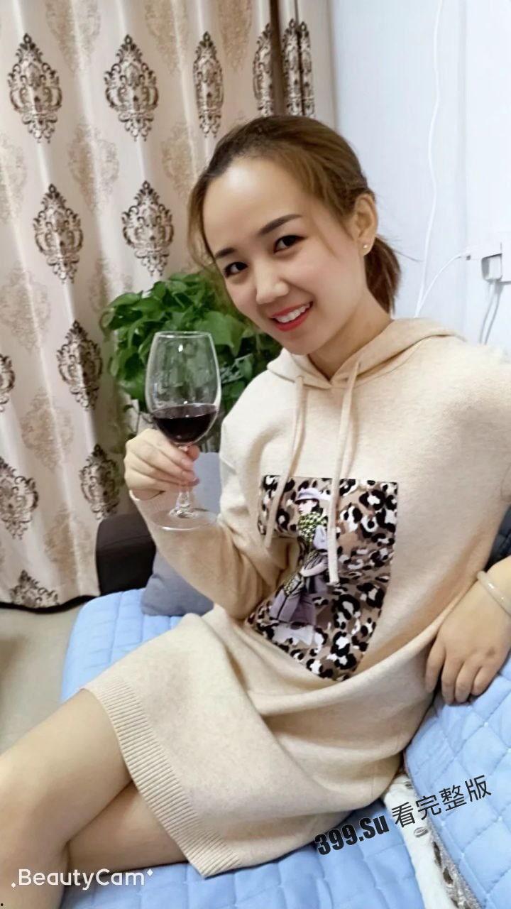 上海南京东路周大福珠宝销售戚薇薇 已婚人妻欲望强 爱给老公带绿帽 被操得满脸通红 怼脸拍摄反差视频被流出-1