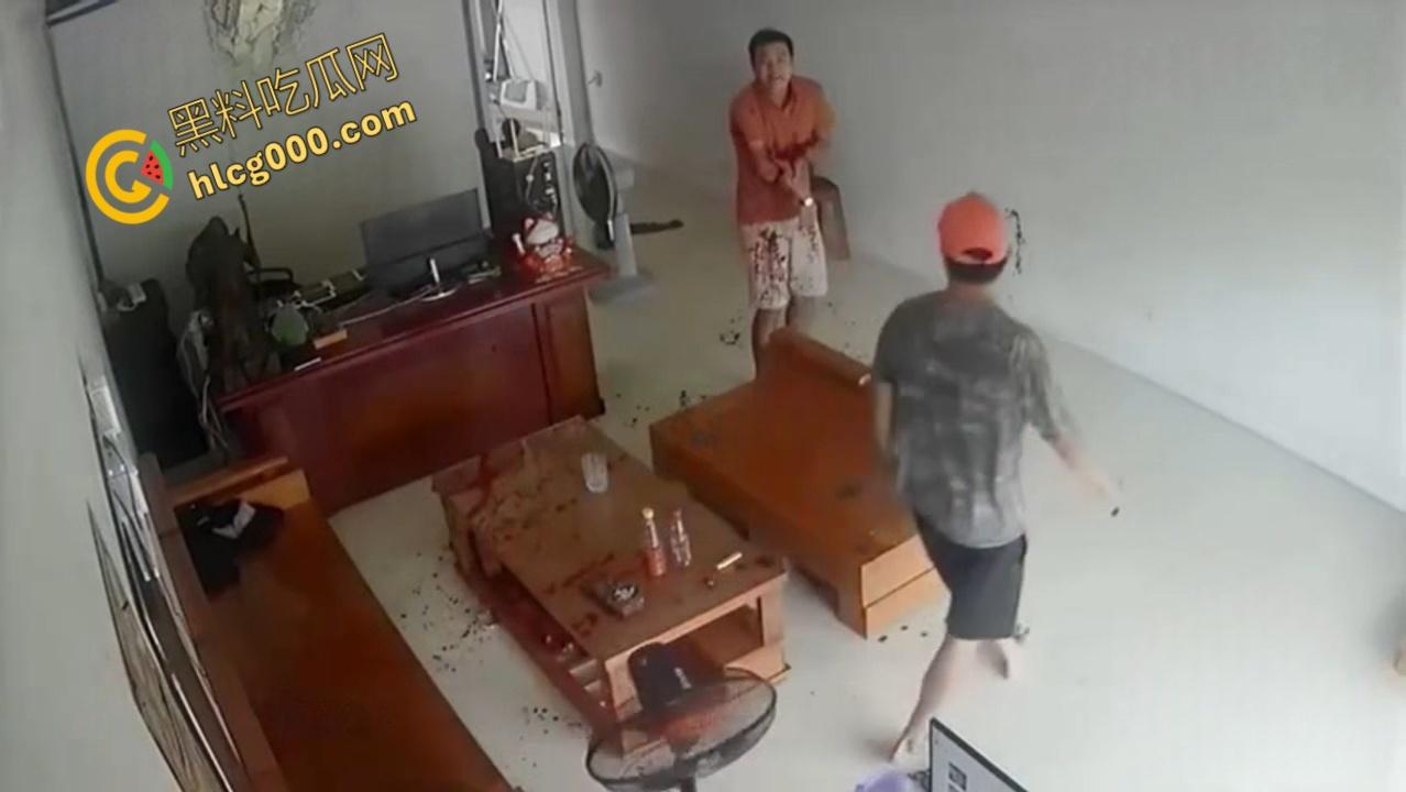 血腥慎入，越南店铺血腥事件，一男子因感情纠纷持，刀砍断另一男子手臂，现场血流成河惨不忍睹 !-2