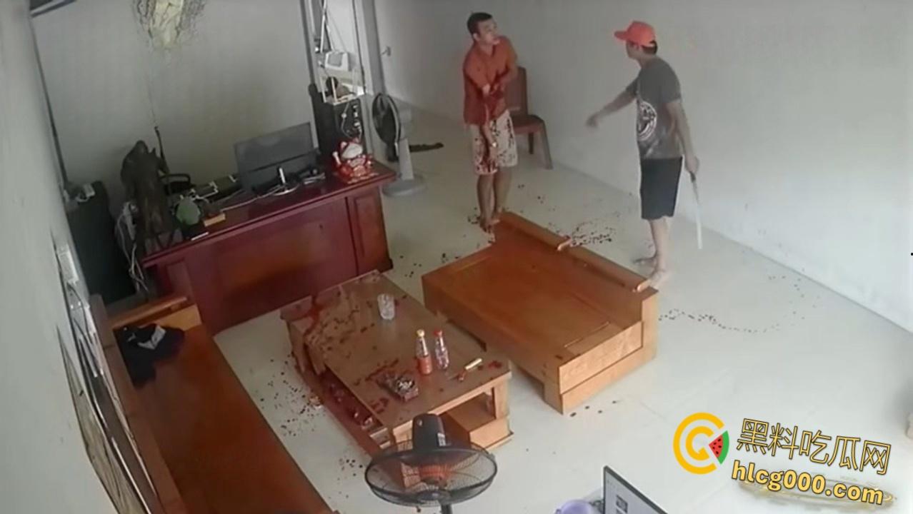 血腥慎入，越南店铺血腥事件，一男子因感情纠纷持，刀砍断另一男子手臂，现场血流成河惨不忍睹 !-3
