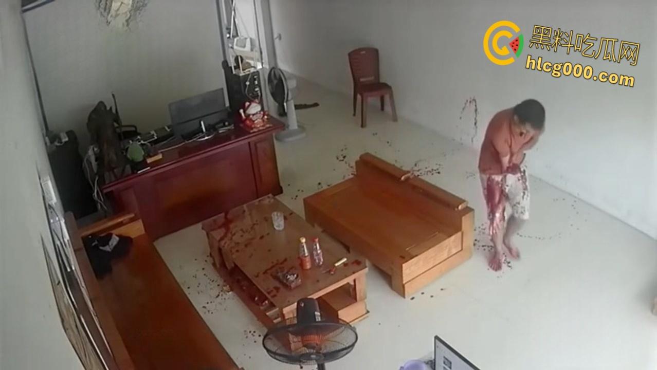 血腥慎入，越南店铺血腥事件，一男子因感情纠纷持，刀砍断另一男子手臂，现场血流成河惨不忍睹 !-4