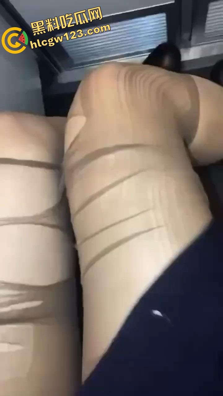 黑丝人妻老A8勾魂术，撕烂黑丝当场开腿挑逗，老妇女玩得比小妹还骚，一抬腿整个逼口露到灯光底下！-5