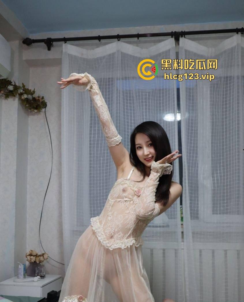 浙江舞蹈系『刘星星』女神情趣内衣骚货，柔韧性满分啪啪姿势随便玩，嗦鸡巴超认真！-2