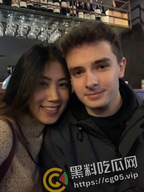 纽约留学生【张馨月】国内臭母狗 出国吊上高富帅 每天吃精被操为了拿美国身份 私密视频被男朋友悄悄流出-1