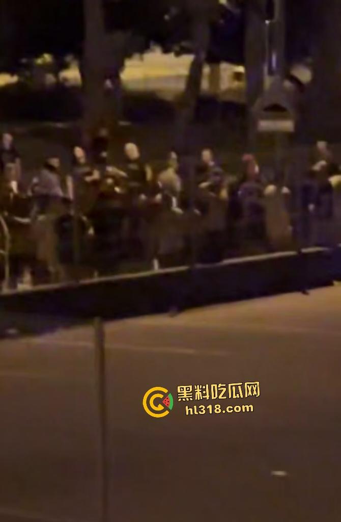 西班牙种族内战爆发！摩洛哥移民持刀狂袭老人，直接导致小镇4万人攻击移民团伙！-1