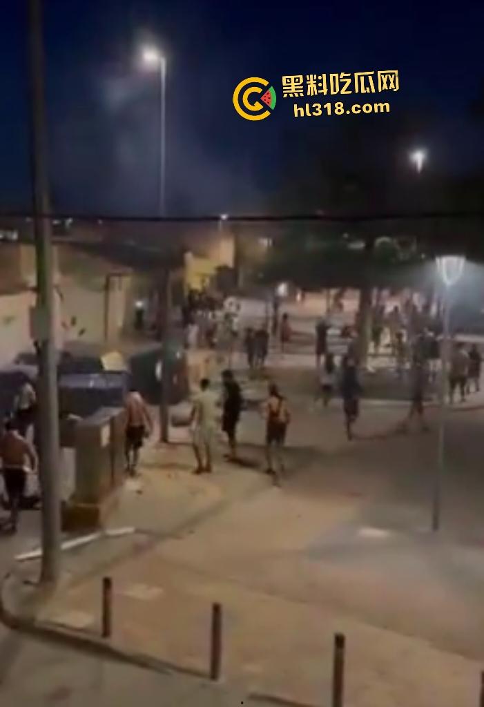 西班牙种族内战爆发！摩洛哥移民持刀狂袭老人，直接导致小镇4万人攻击移民团伙！-4