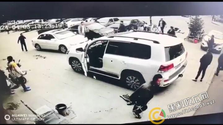 黑龙江 省绥化市发生街头群殴事件，具体原因不明，与蹲着地上工作的修车师傅很淡定是同件事哦-5