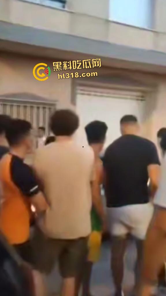 西班牙种族内战爆发！摩洛哥移民持刀狂袭老人，直接导致小镇4万人攻击移民团伙！-8