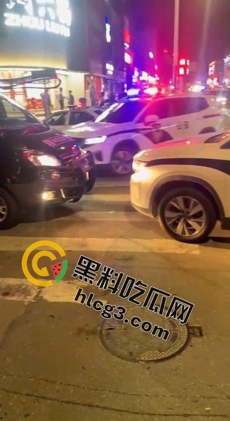 山东青岛周六福金店惊险抢劫案！十分钟内特警到场，这年头还有人敢动金店？-4