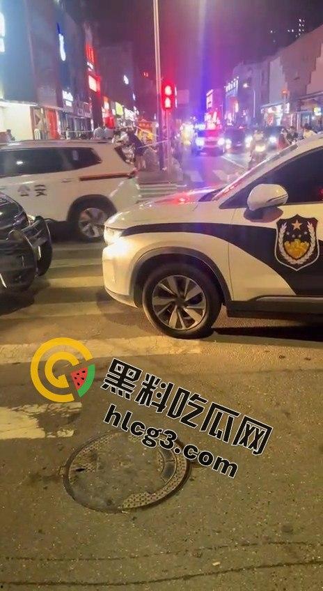 山东青岛周六福金店惊险抢劫案！十分钟内特警到场，这年头还有人敢动金店？-5