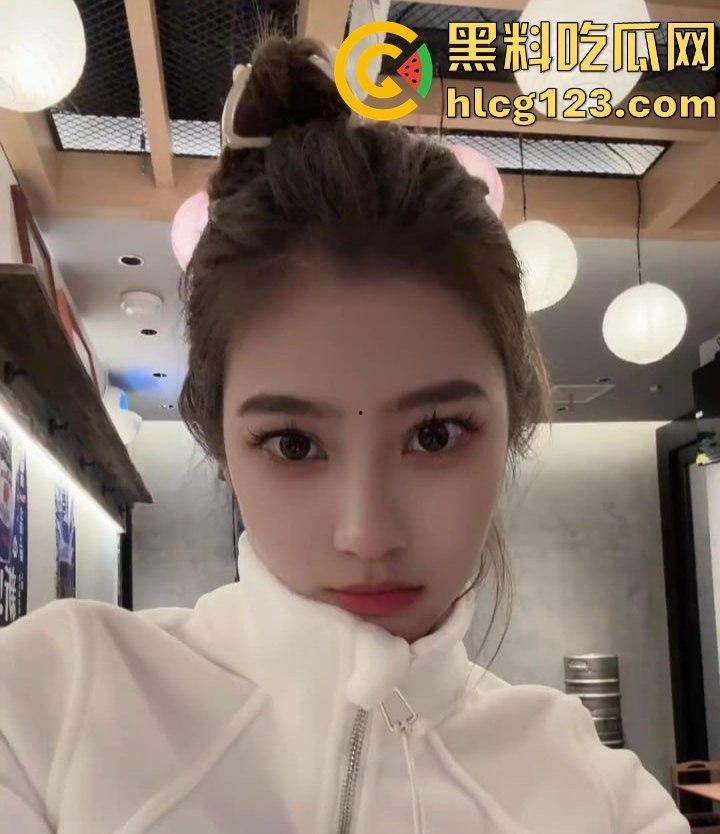 校花张依依人设崩塌！偷情富二代的视频流出，背后故事太狗血！-3