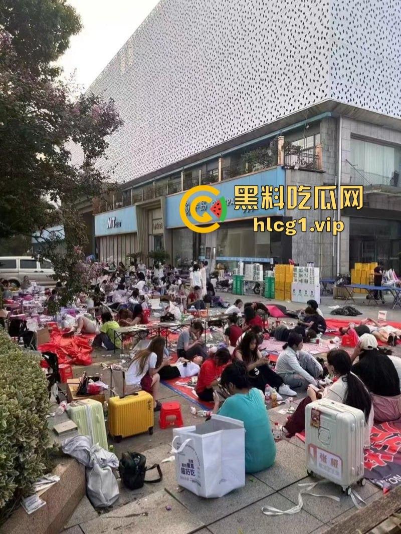 时代少年团真不愧是内娱顶流！此刻常州奥体的外场气氛嗨到堪比演唱会现场！-2