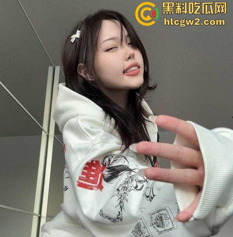 独家曝光！北京三里屯太古里 高颜值健身美女【李卓莹】大尺度自拍福利视频流出 圆润美乳一线天小穴令人血脉喷张-6