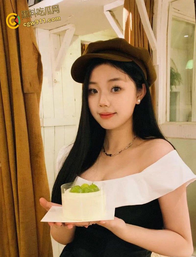 上海音乐学校学妹【刘依诺】，表面清纯可爱私下反差婊，蒙眼镜前跪地口交，无套狂插丰满翘臀 ！-1