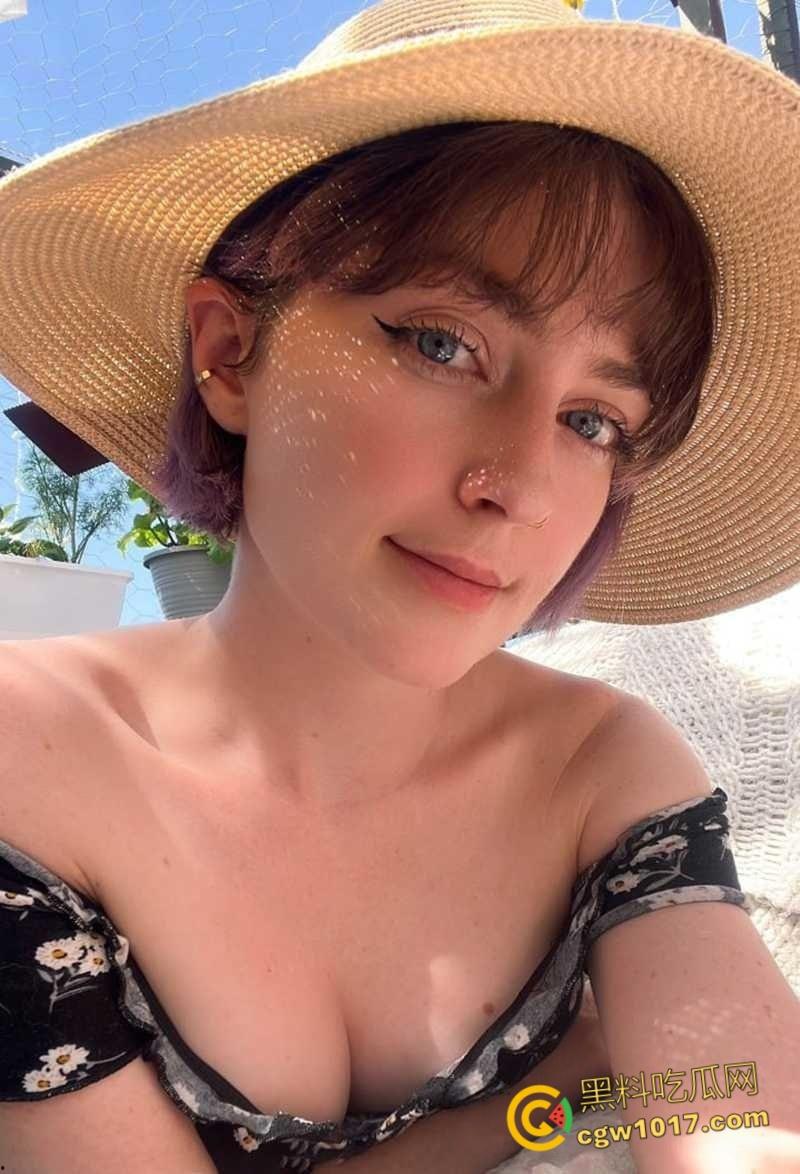 美国小娇娃【AdorableAmy】，清纯娃娃脸挑战粗大炮机，粉嫩蜜穴遭深插狂虐，跳蛋加持嫩肉翻飞！-4