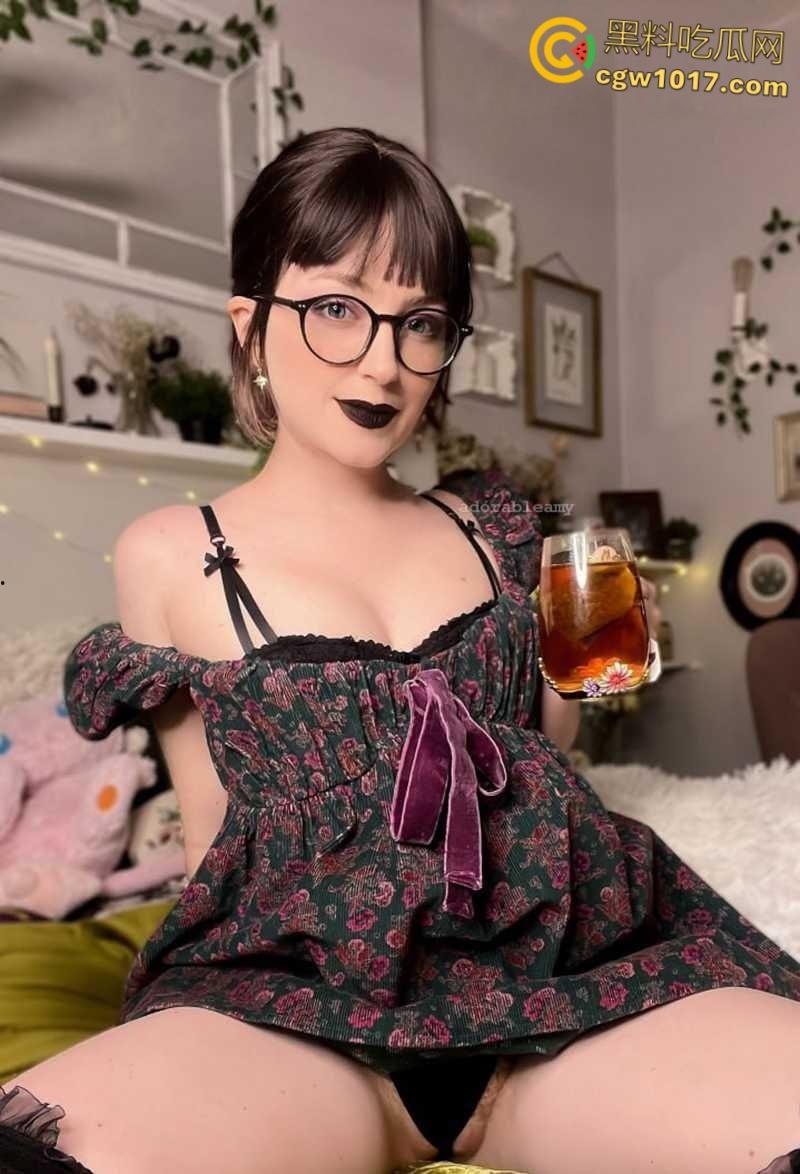 美国小娇娃【AdorableAmy】，清纯娃娃脸挑战粗大炮机，粉嫩蜜穴遭深插狂虐，跳蛋加持嫩肉翻飞！-6