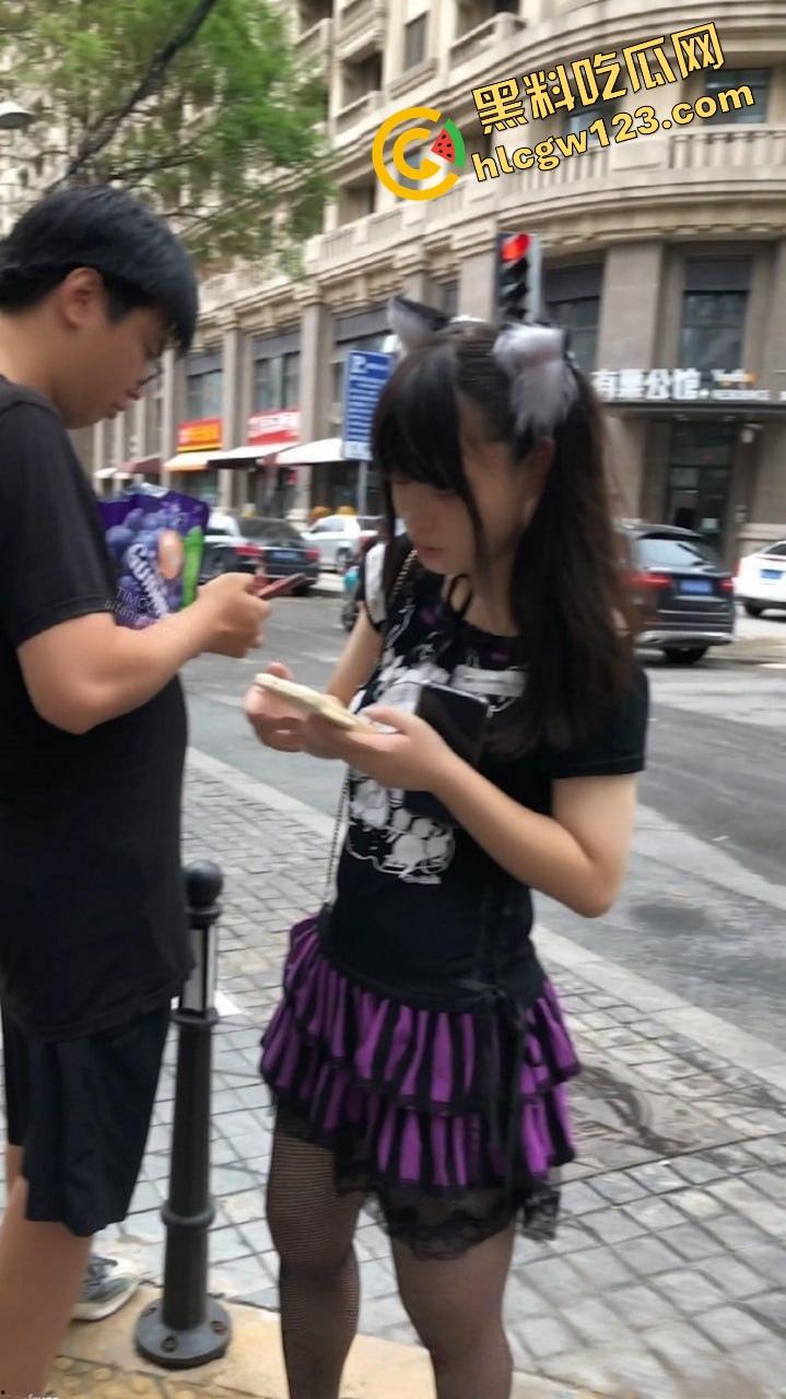 漫展三天最大骚货出现了，coser【林晚晚】兼职萝莉一身黑丝网袜，裙底真空走全场！-5
