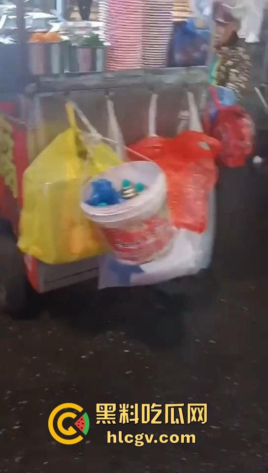 湖南长沙路边摊臭豆腐制作全过程曝光！网友现场考察直呼太惊人！-6