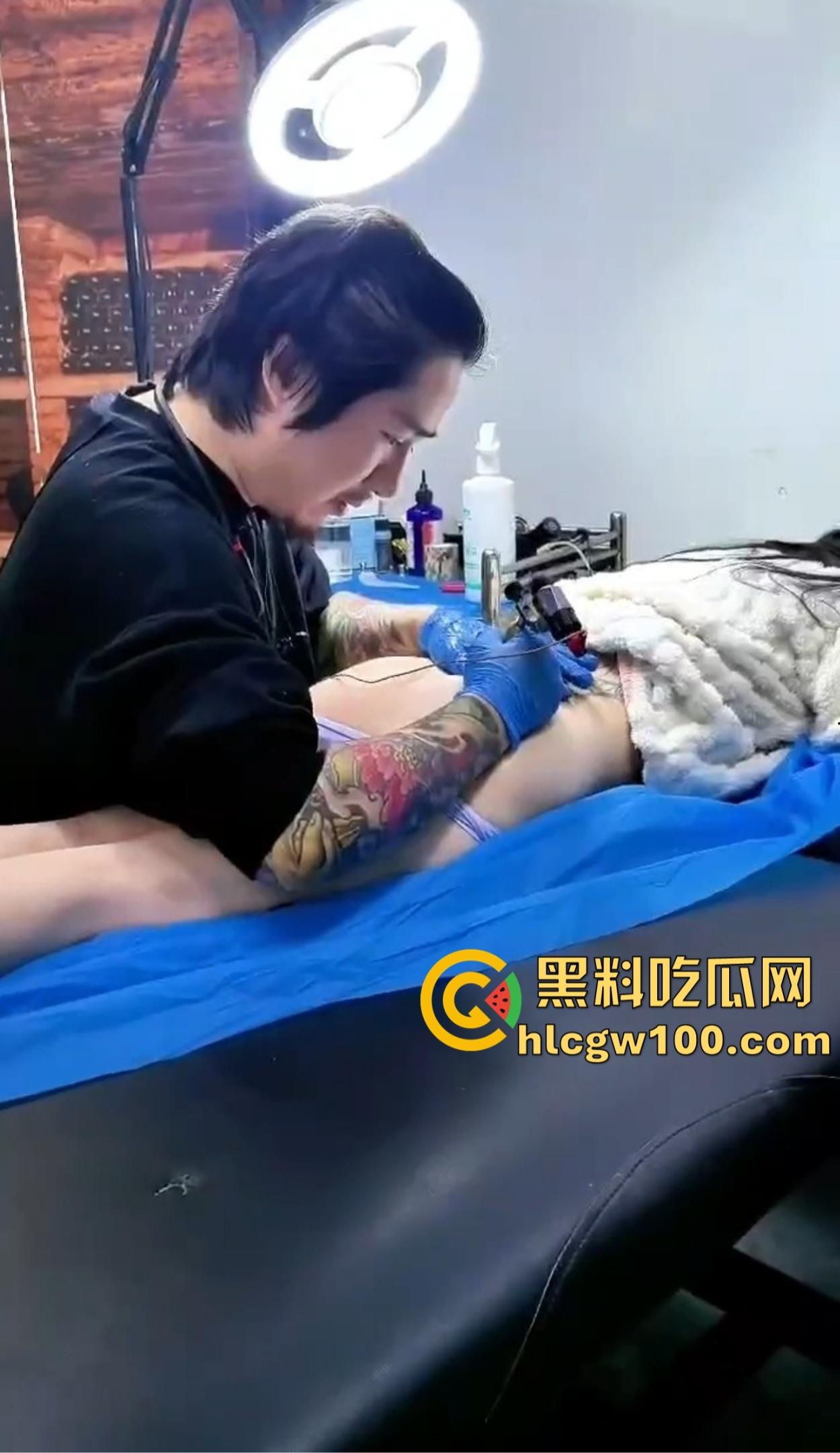 广西老表带00后精神小妹去纹身，穿操我内裤都不够骚，纹完屁股骚气拉满，谁脱裤子看见这纹身不直接跪？-10